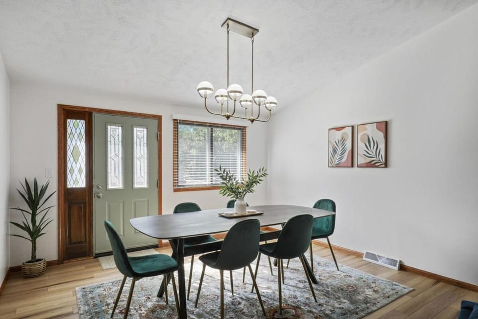 Central Location - 2 living spaces & covered patio! House in Omaha