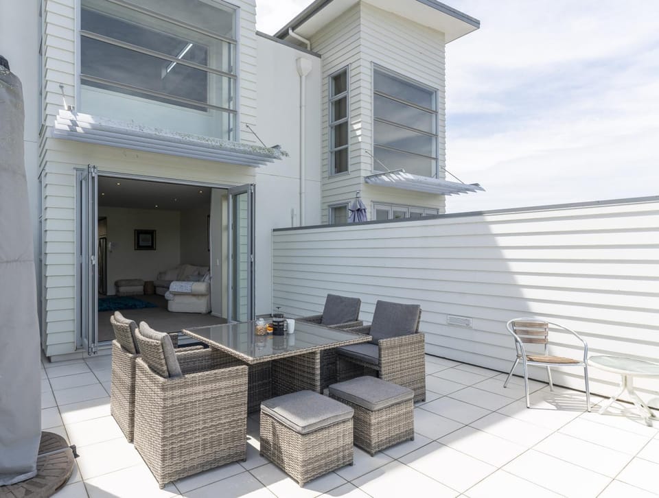 Property building, Patio, Day, Balcony/Terrace, Living room, Seating area