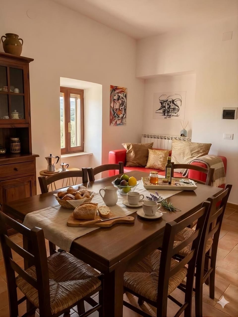 Communal lounge/ TV room, Living room, Lounge or bar, Food and drinks, Seating area, Dining area, Food