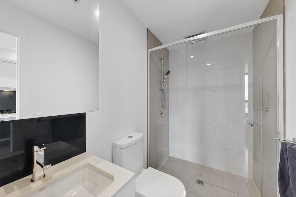 Shower, Toilet, Bathroom, towels
