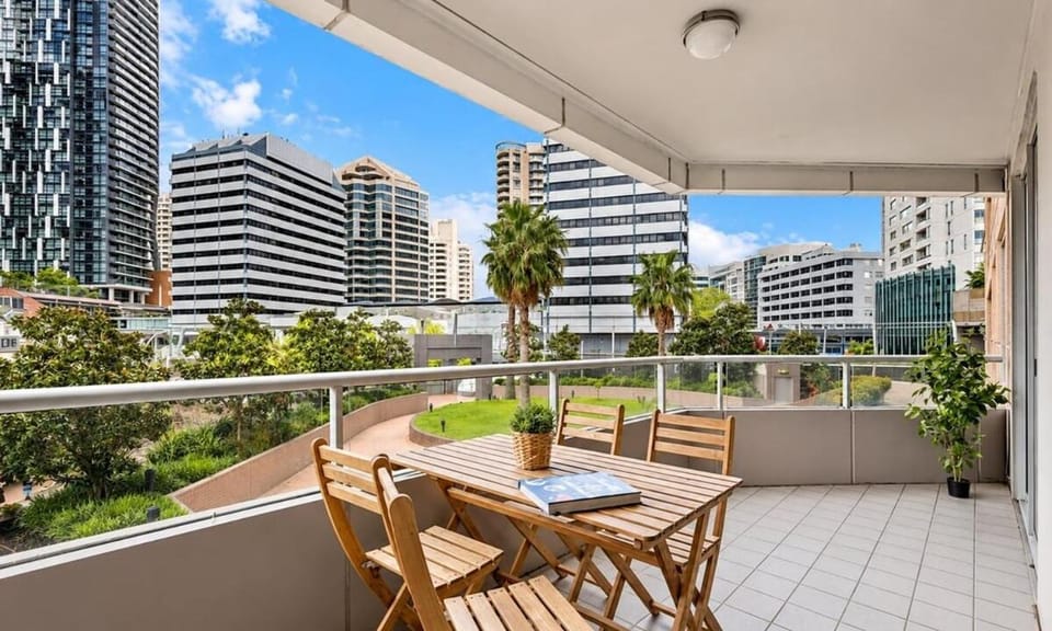 Chatswood Convenience - Steps to Train & Metro - HELP3 Apartment in Sydney