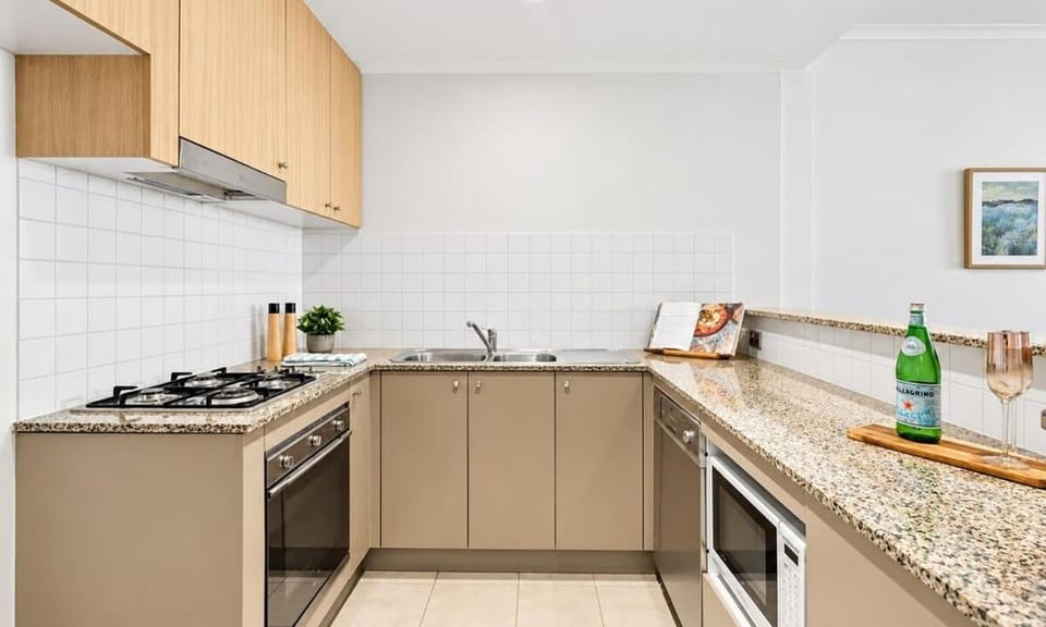 Chatswood Convenience - Steps to Train & Metro - HELP3 Apartment in Sydney