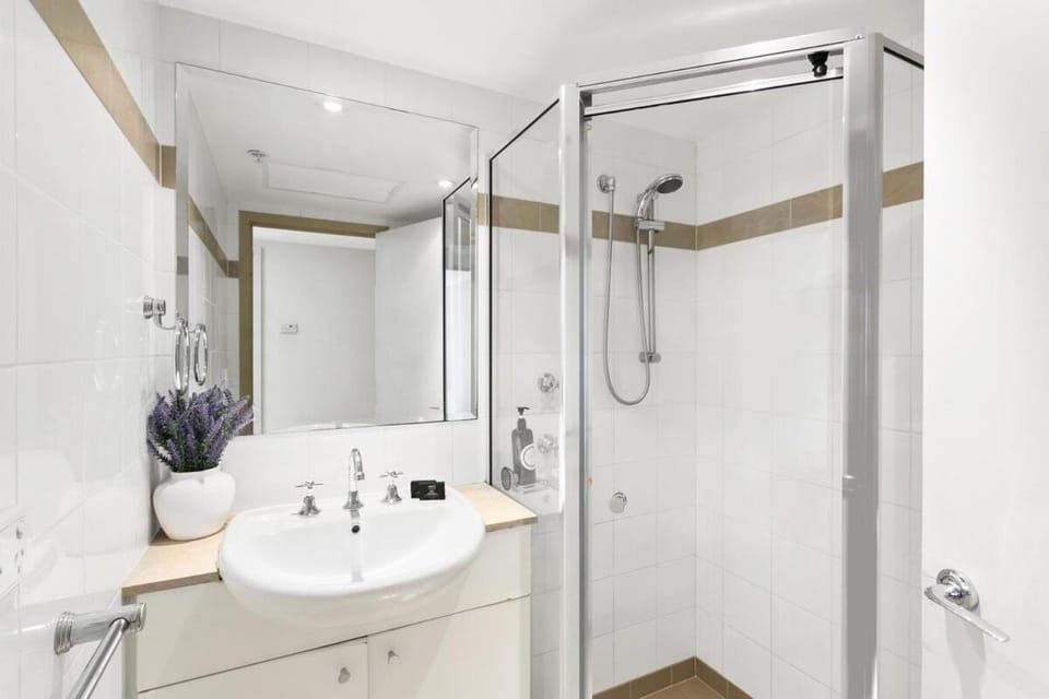Chatswood Convenience - Steps to Train & Metro - HELP5 Apartment in Sydney