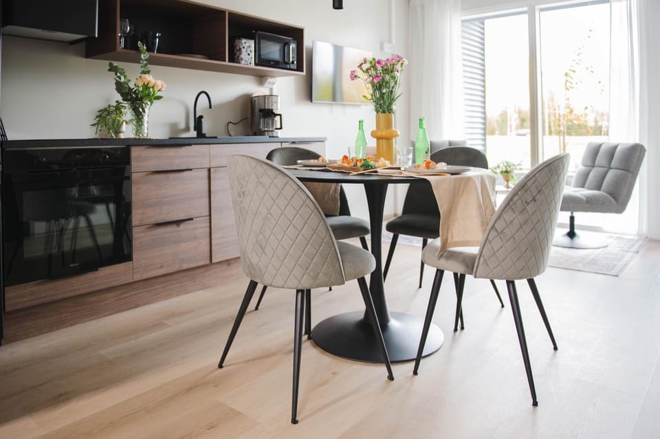 Kitchen or kitchenette, Dining area
