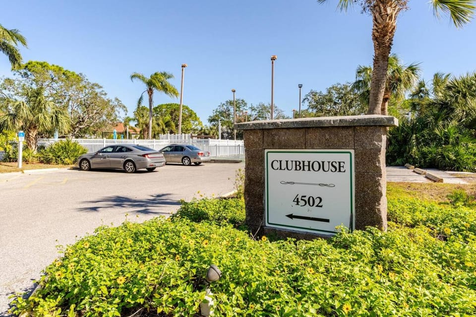 AMI, 2 Heated Pools, IMG, 2 hot tubs, Pickleball House in Bradenton