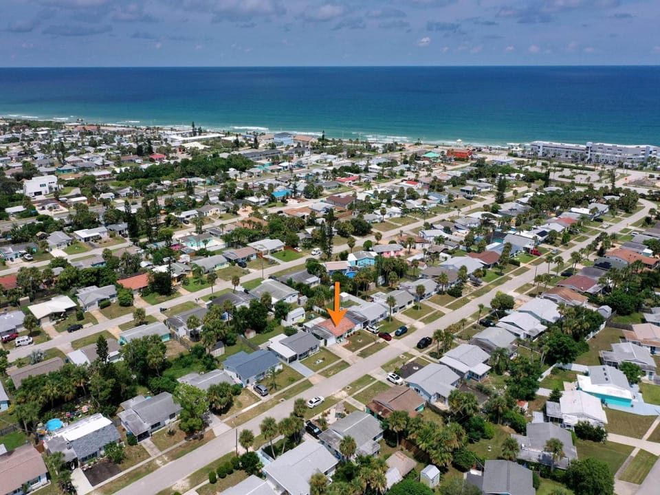 Property building, Neighbourhood, Bird's eye view, Beach, Sea view