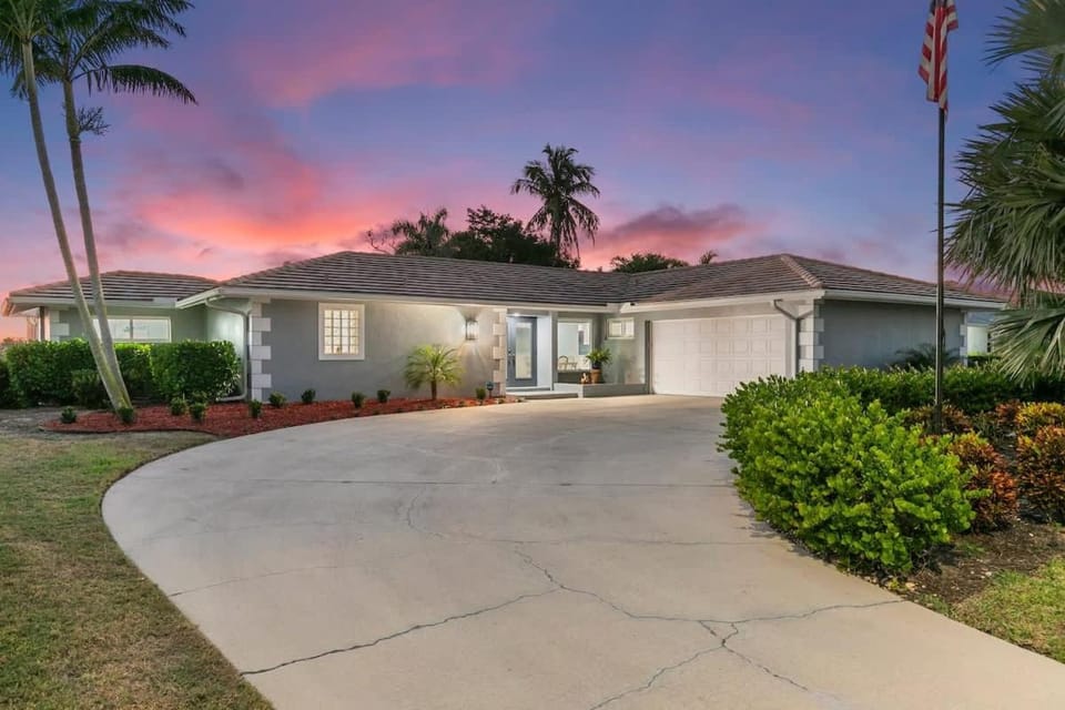 Stunning Lakefront Retreat - Pool - Hot Tub House in Marco Island