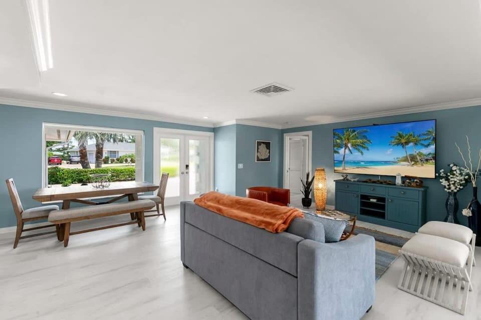 Stunning Lakefront Retreat - Pool - Hot Tub House in Marco Island