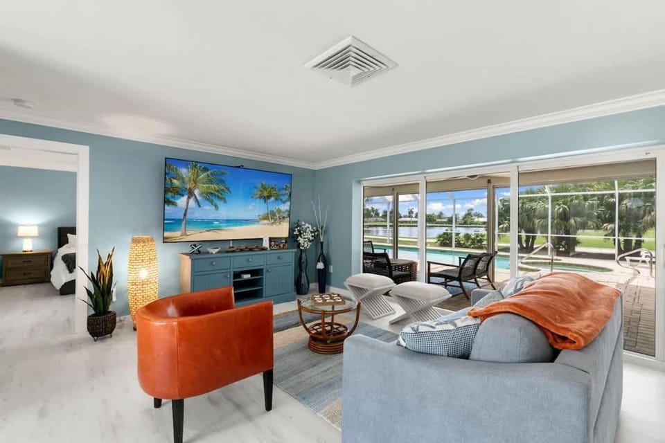 Stunning Lakefront Retreat - Pool - Hot Tub House in Marco Island