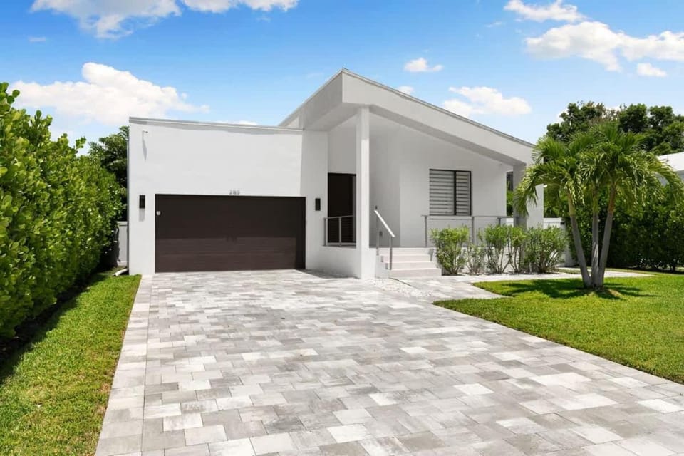 Tropical Moden Naples Retreat with Private Pool House in East Naples