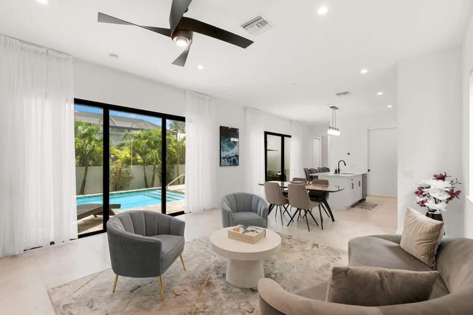 Tropical Moden Naples Retreat with Private Pool House in East Naples