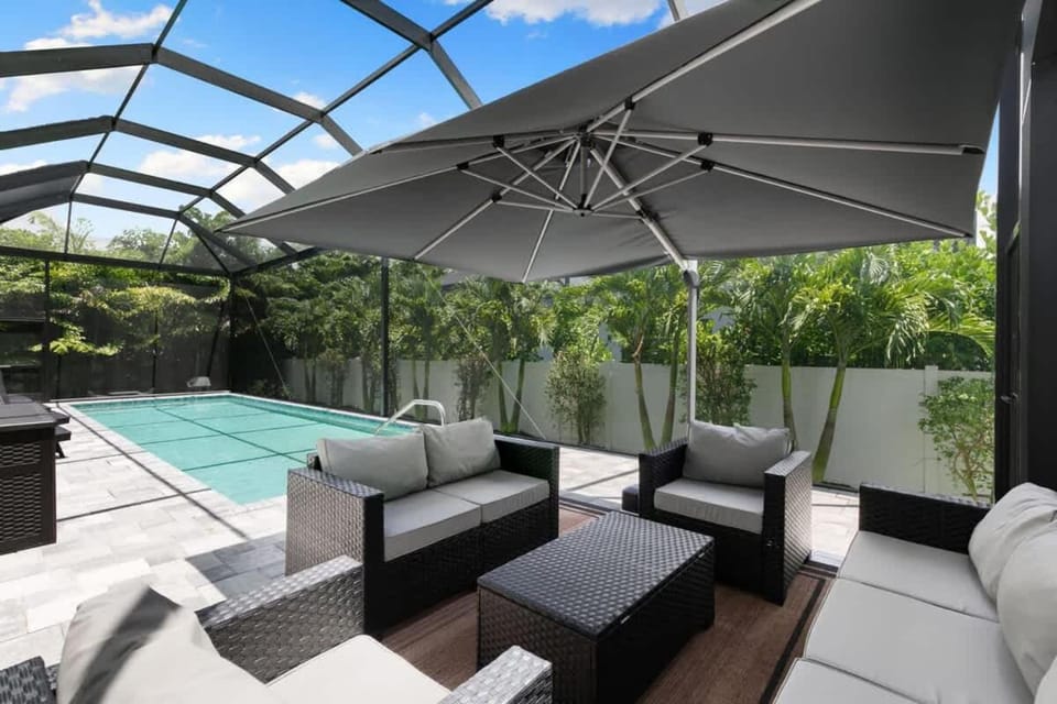 Tropical Moden Naples Retreat with Private Pool House in East Naples