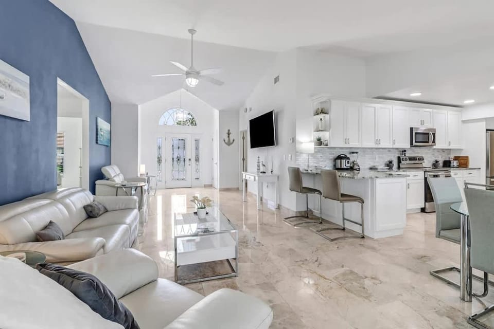 Elegant 4BR Waterfront Retreat l Private Pool House in Marco Island