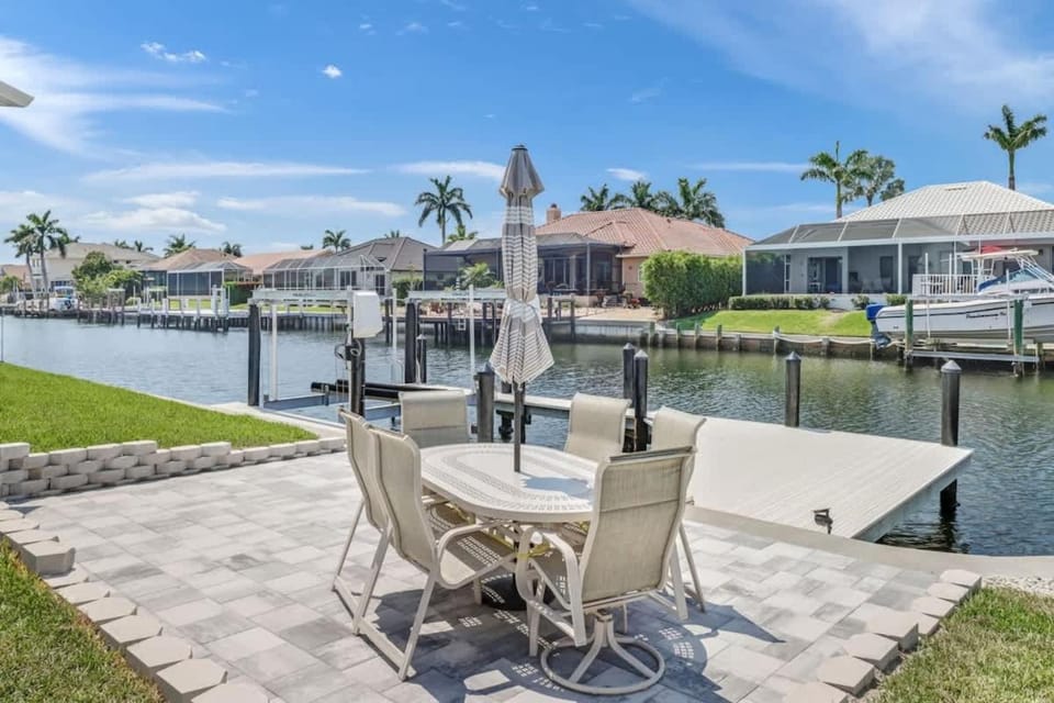 Elegant 4BR Waterfront Retreat l Private Pool House in Marco Island