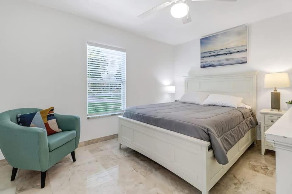 Elegant 4BR Waterfront Retreat l Private Pool House in Marco Island