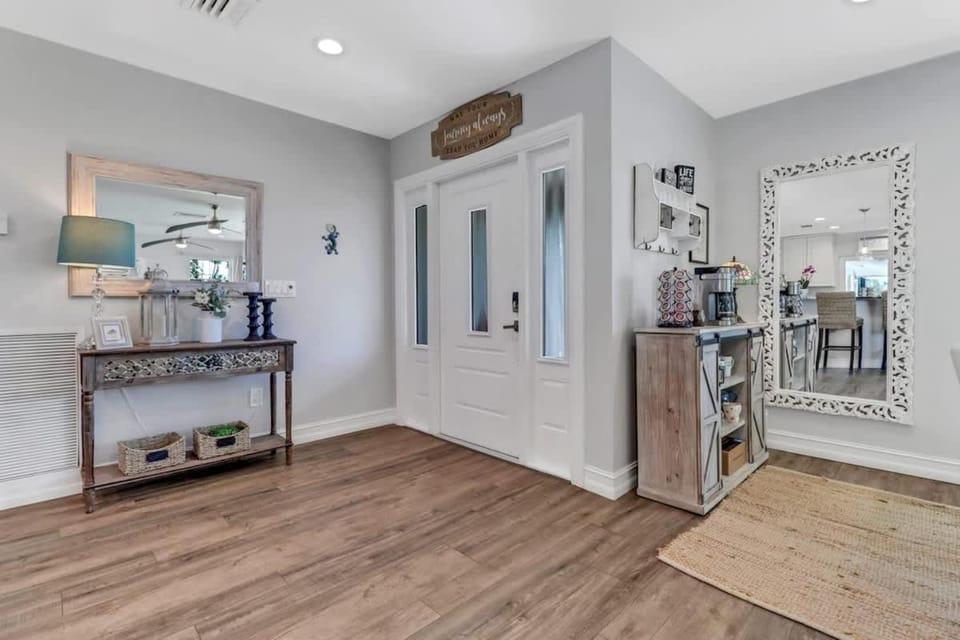 Inviting Lakeview Home l Pool l Close to Beaches House in Marco Island