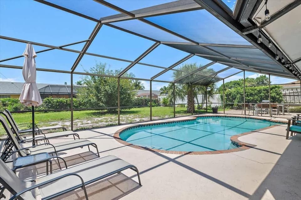 Tropical 3BD 2BTH Poolside Retreat Near Beaches House in Bradenton