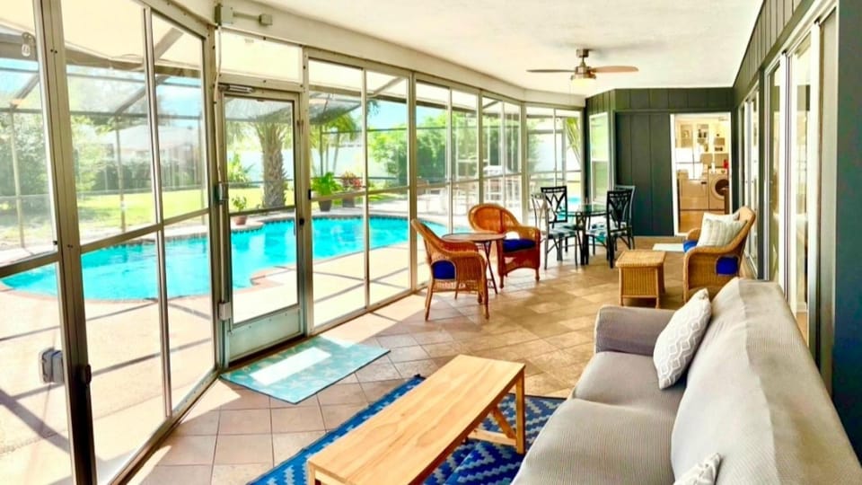 Tropical 3BD 2BTH Poolside Retreat Near Beaches House in Bradenton