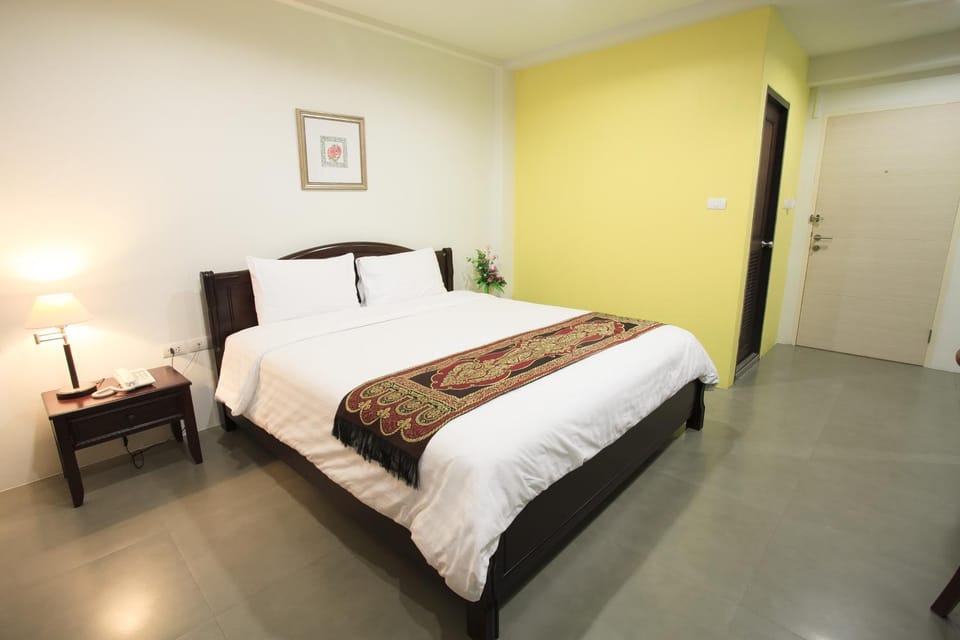 Bed, Photo of the whole room, Decorative detail, Bedroom