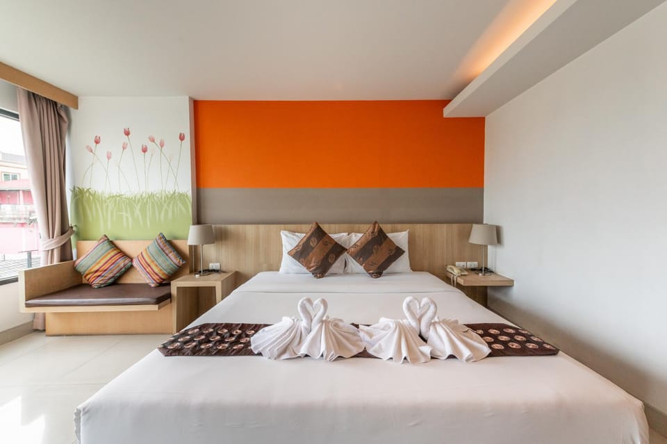 Bed, Seating area, Bedroom