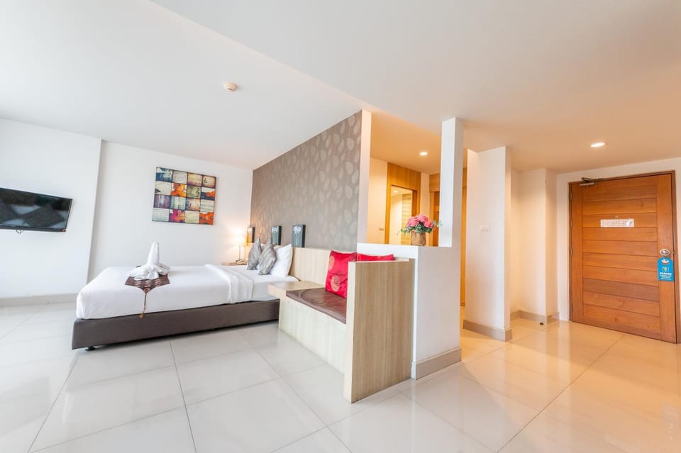 Bed, TV and multimedia, Photo of the whole room, Bedroom