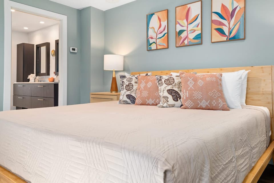 Boho Haven l Hot Tub l Walk to the Amp l Dogs OK House in Saint Augustine
