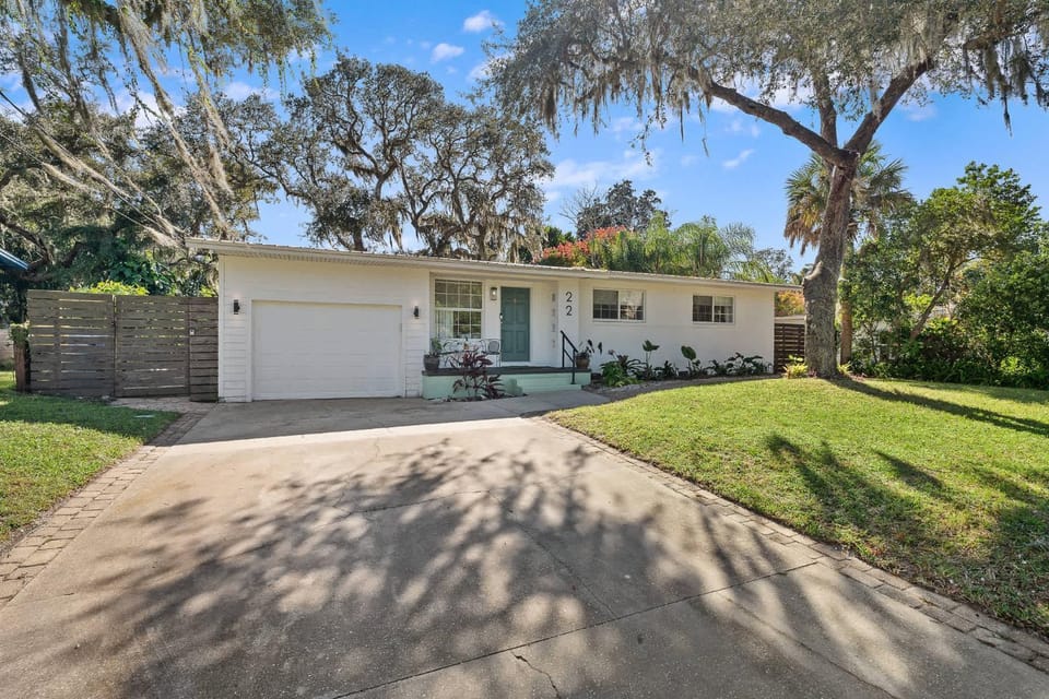 Boho Haven l Hot Tub l Walk to the Amp l Dogs OK House in Saint Augustine