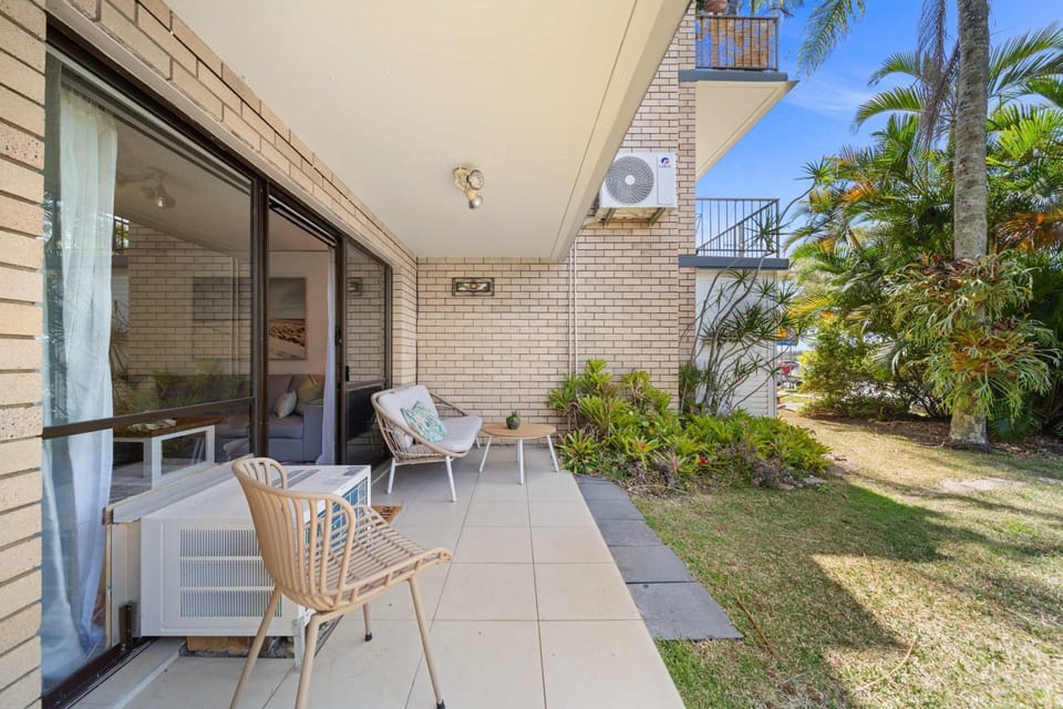 Property building, Patio, Garden, Balcony/Terrace, Seating area, Garden view