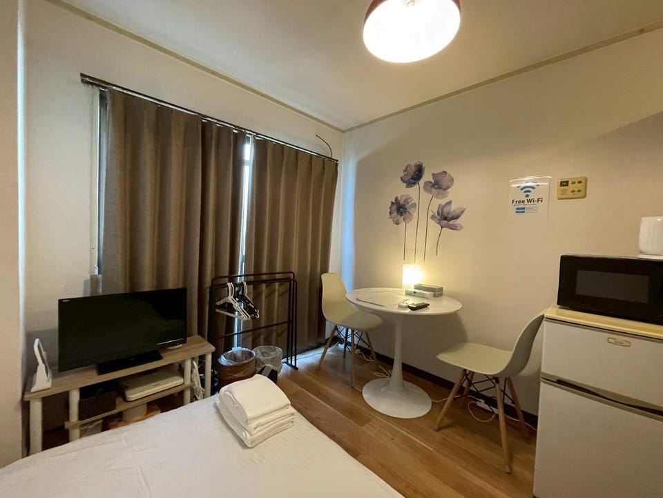 TV and multimedia, Photo of the whole room, Dining area, Bedroom