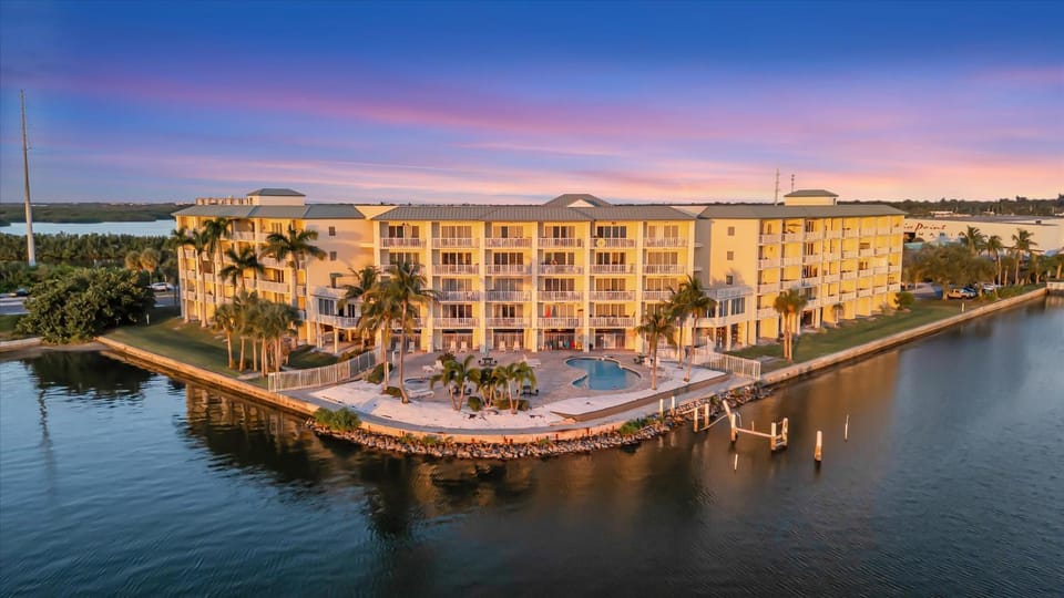 WATERVIEW Balcony HOT TUB Heated Pool Rum Bar Apartment in Seminole