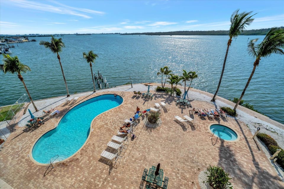 WATERVIEW Balcony HOT TUB Heated Pool Rum Bar Apartment in Seminole