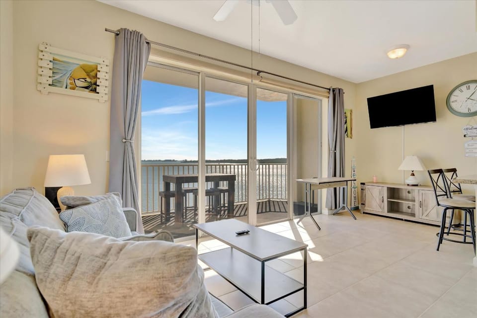 WATERVIEW Balcony HOT TUB Heated Pool Rum Bar Apartment in Seminole