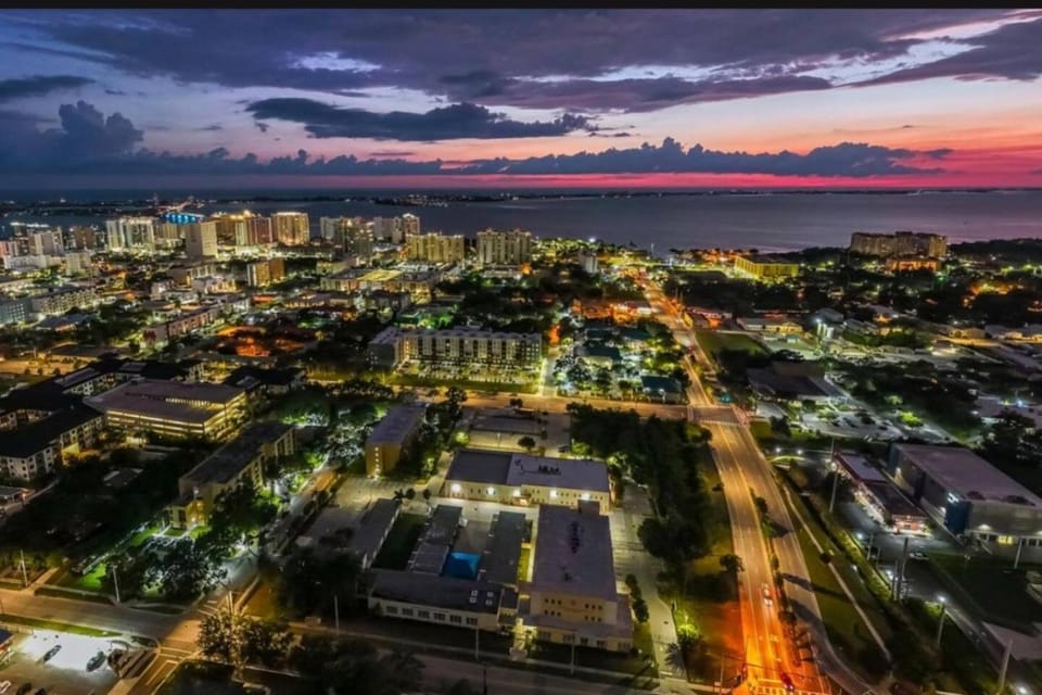 Sleeps 25! Luxe & Spacious near DT Pool, Hot Tub House in Sarasota