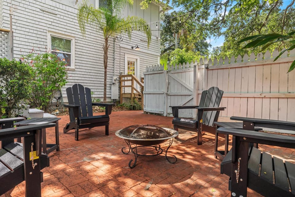 Historic Comfort l Walk to DNTN l Fire Pit House in Saint Augustine