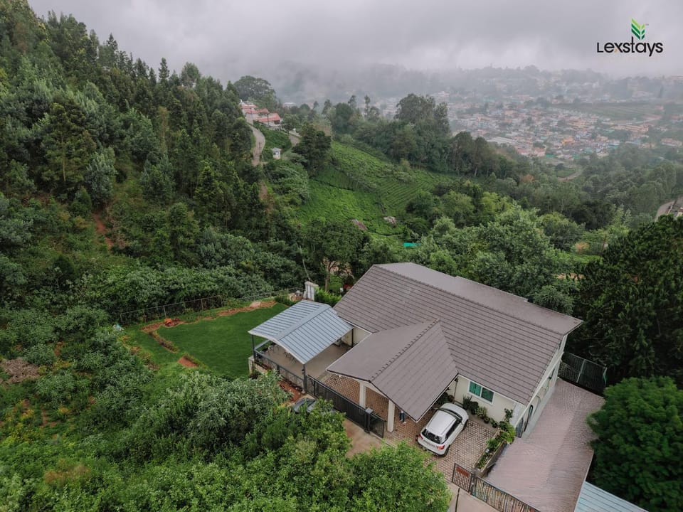 Property building, Neighbourhood, Natural landscape, Bird's eye view, Mountain view, Parking