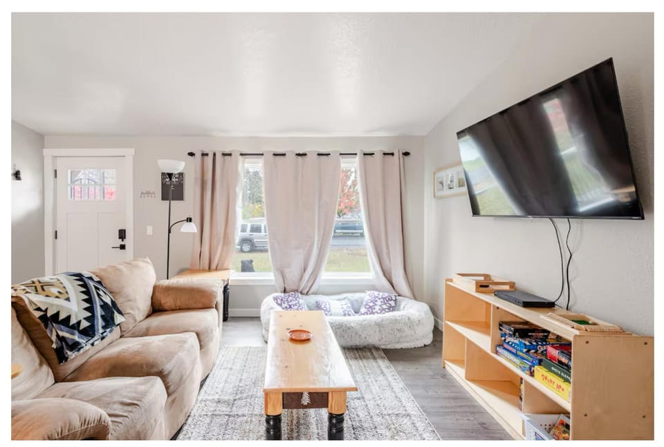 TV and multimedia, Living room, Seating area, Evening entertainment, furniture, pet friendly