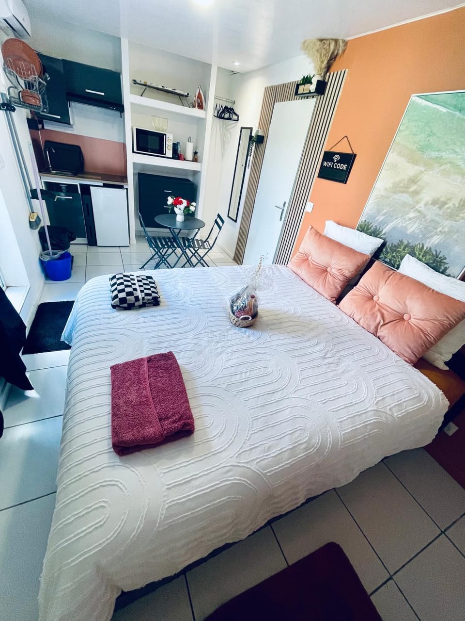 View (from property/room), Kitchen or kitchenette, flat iron, internet, microwave, storage, towels