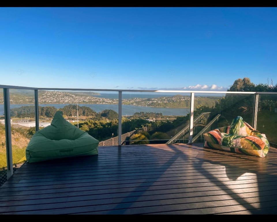 Hilltop Ocean Hideaway - Aotea Wellington House in Wellington Region