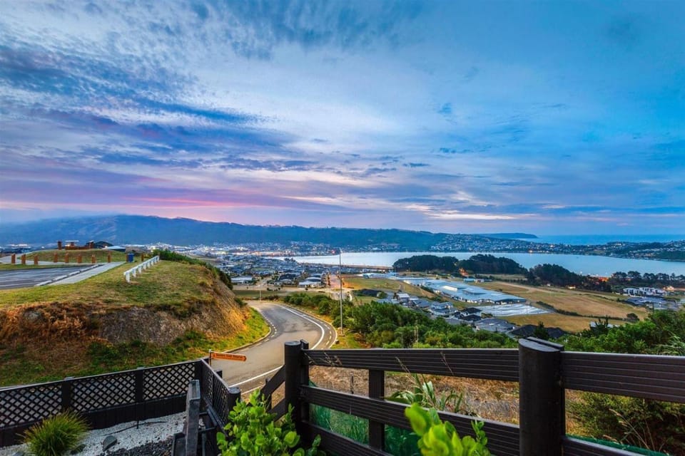 Hilltop Ocean Hideaway - Aotea Wellington House in Wellington Region