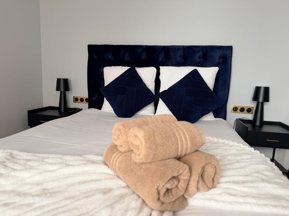 Bed, Photo of the whole room, Bedroom, towels