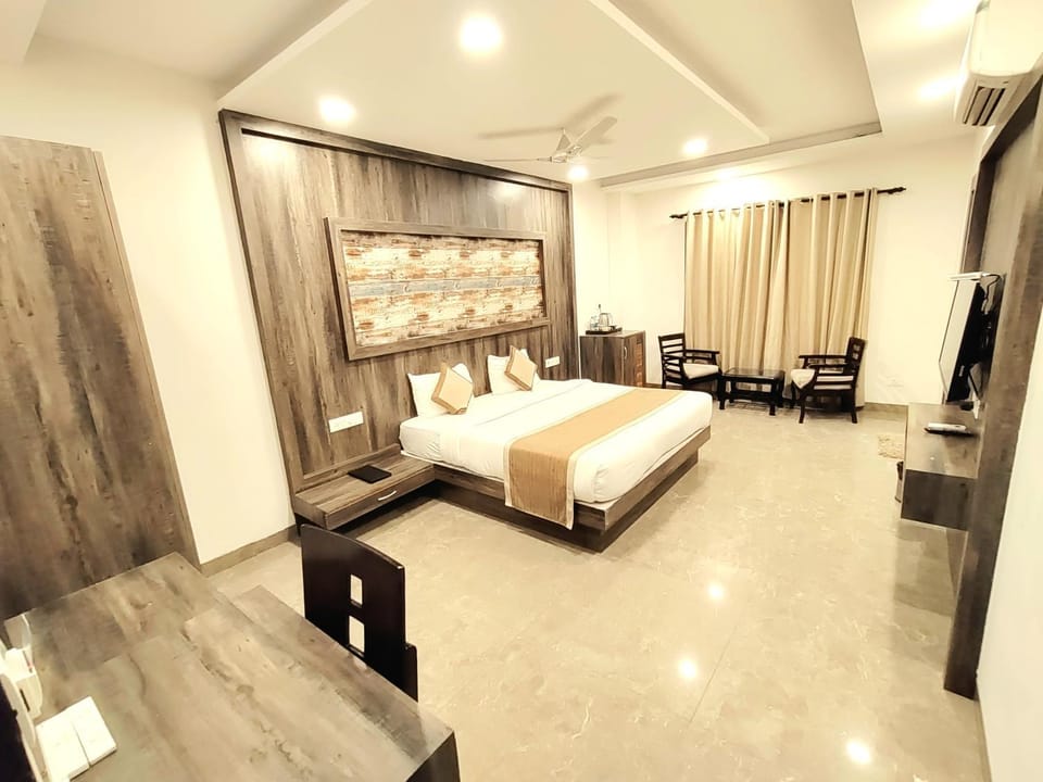 Bed, TV and multimedia, Bedroom