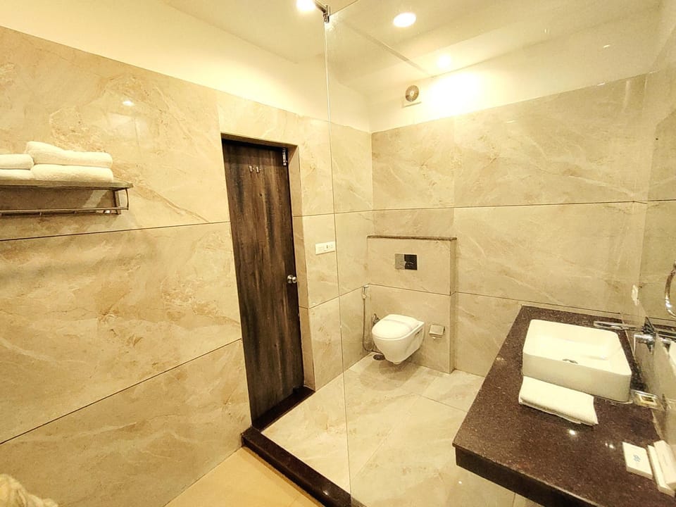 Shower, Toilet, Bathroom, towels