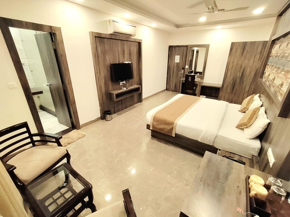 Communal lounge/ TV room, Bed, Seating area, Bedroom, wardrobe