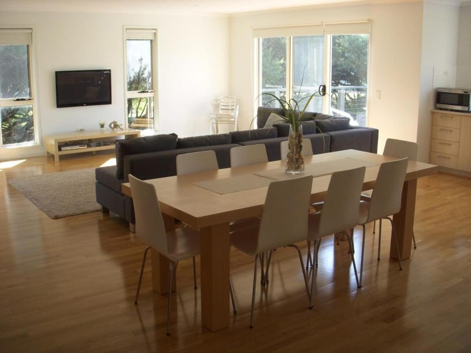 TV and multimedia, Living room, Seating area, Dining area, Evening entertainment