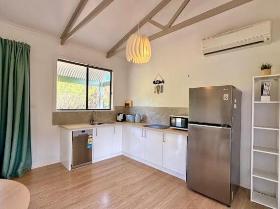 Beachside Cabin No 2 at Island Beach Cabin in South Australia