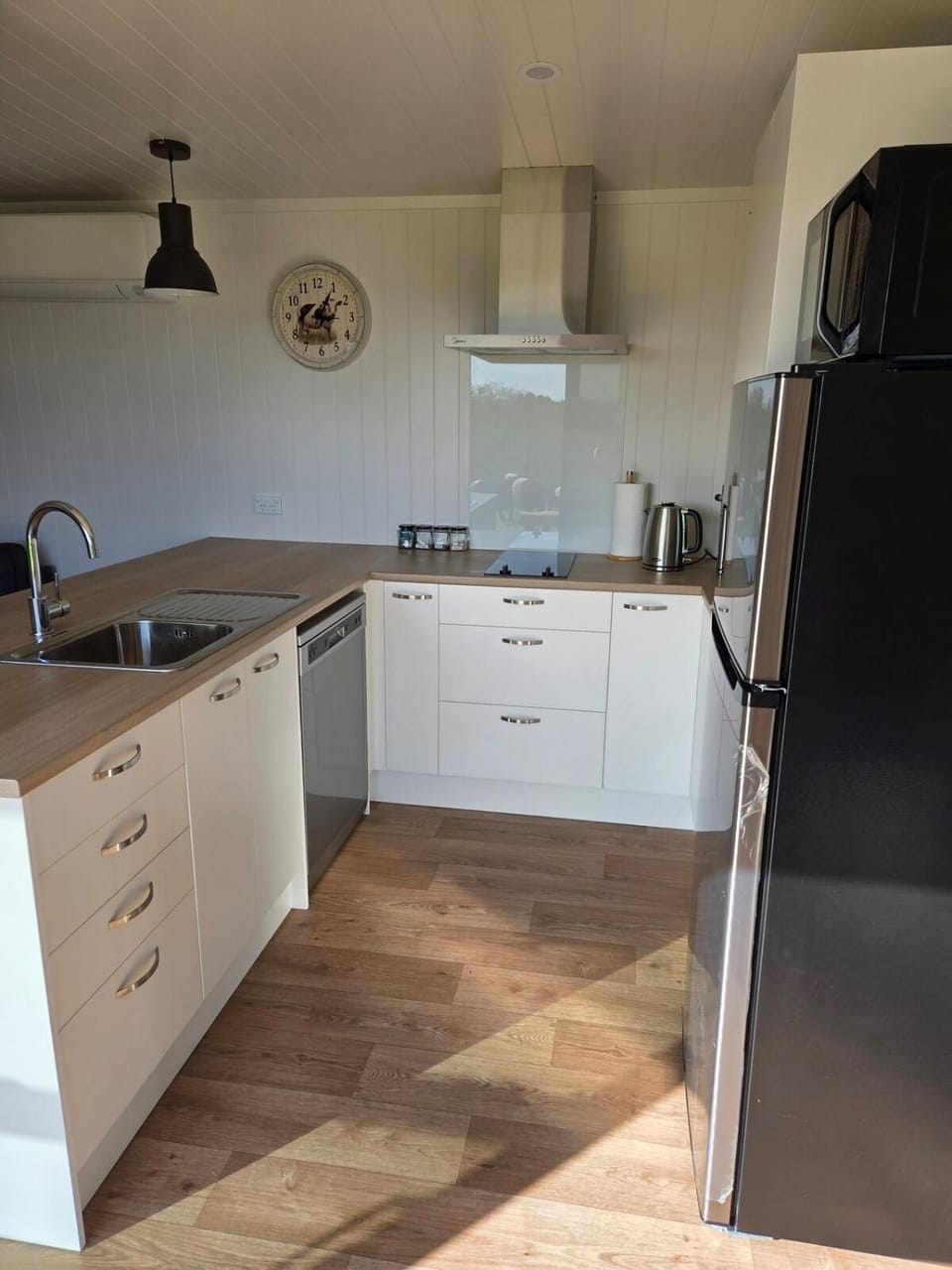 Kitchen or kitchenette, dishwasher, stove