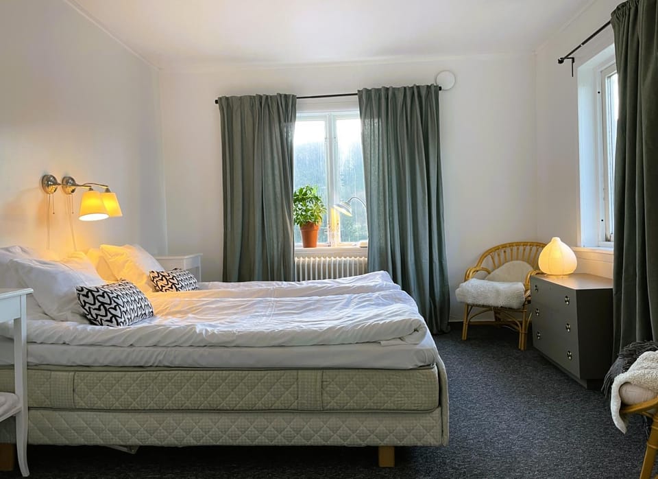 Property building, Bed, TV and multimedia, Bedroom, Mountain view