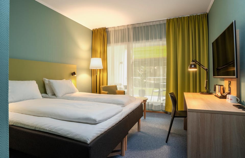 Bed, TV and multimedia, Photo of the whole room, Seating area, Bedroom