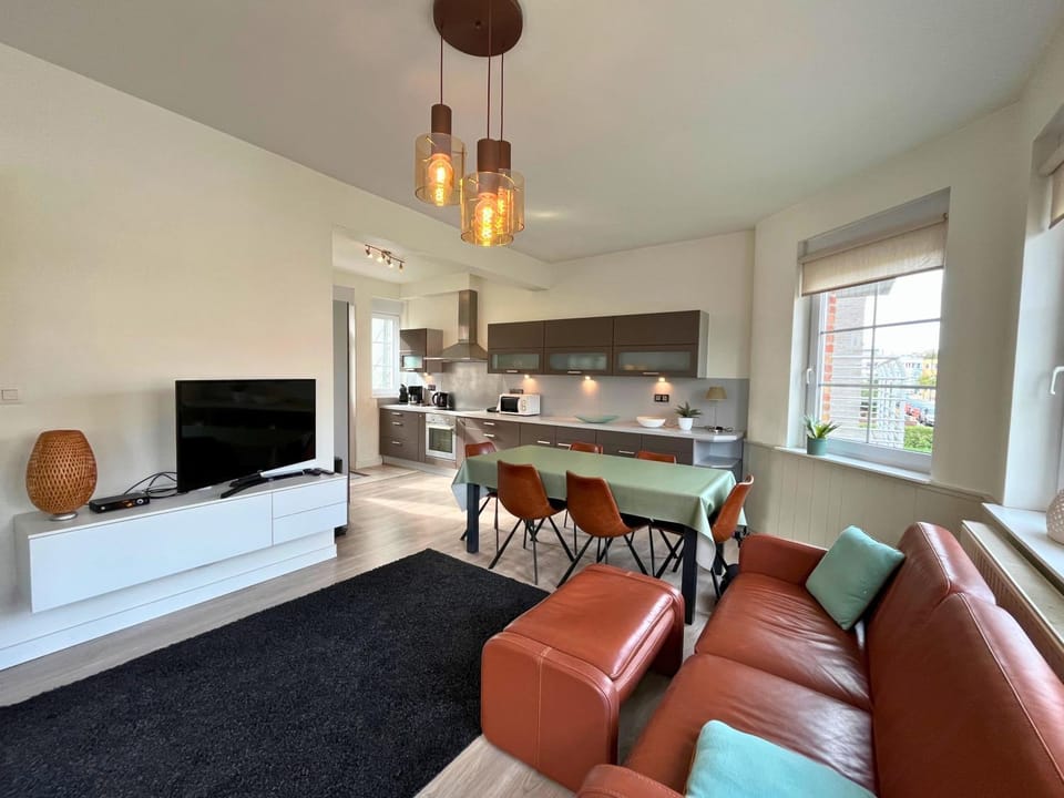 TV and multimedia, Kitchen or kitchenette, Living room, Seating area, Dining area, stove