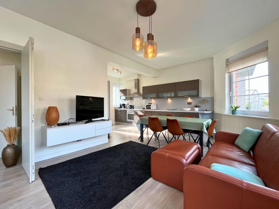 TV and multimedia, Living room, Seating area, Dining area